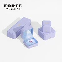 Boîte à bijoux LED octogonale en cuir violet FORTE Premium, étui de présentation de luxe de haute qualité pour un cadeau d'anniversaire de mariage