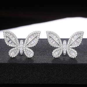 Orecchini a perno con cristalli a forma di farfalla da donna, eleganti e minimalisti, accessori moda per l'uso quotidiano - Product Image 4