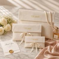 Pochette enveloppe en coton naturel personnalisée |   Pochette anti-poussière en coton doux avec lien en ruban, vente en gros OEM, MOQ 100