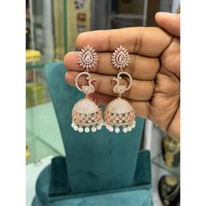 Boucles d'oreilles ethniques en laiton plaqué or avec design en grappe de perles d'imitation multicolores, ensemble de bijoux pour femmes - Product Image 1