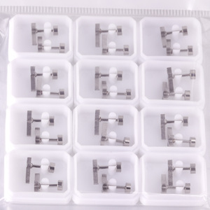 ต่างหูแบบครอสสตั๊ด ชุบทอง สแตนเลสสตีล เครื่องประดับแฟชั่นสำหรับทุกเพศ - Product Image 3