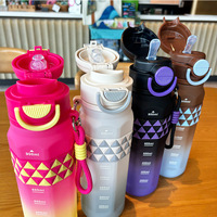 Bouteille d'eau Tritan dégradée de 900 ml avec couvercle à clapet et paille, sans BPA, portable, anti-fuite, gourde de sport avec sangle de transport