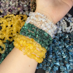 Pulsera de Piedras Naturales Curativas con Virutas de Cristal de Colores al por Mayor para Uso Diario - Product Image 2