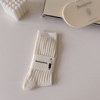 Chaussettes en coton pour femmes, blanches, en gros, logo personnalisé, rayures verticales empilées, absorbant la transpiration, chaussettes personnalisées