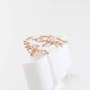 Anello F1754 in Oro Rosa con Cristalli, Design a Pianta, Montatura a Griffe, Gioiello da Donna per Fidanzamento - Product Image 2