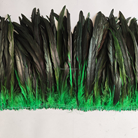 Plumes de coq teintes en gros, en guirlande, 30-35 cm, pour décoration de costumes de carnaval et de coiffes de samba