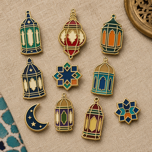En gros, Épinglette en métal de haute qualité, personnalisée, en forme de lanterne marocaine, lampe en laiton émaillée, style <span class=keywords><strong>Marrakech</strong></span>, souvenir de voyage arabe - Product Image 1