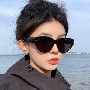 Gafas de Sol Modernas con Marco Negro de PC, Protección UV400, Tipo 3 Lentes, Unisex, Diseño Ligero para Conducir y Uso Diario - Product Image 5