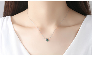 สร้อยคอเงินแท้ S925 ชุบโรเดียม ประดับจี้รูปดอกไม้และดวงอาทิตย์เคลือบเงา สไตล์วินเทจ ประดับโอปอล เหมาะสำหรับงานแต่งงานและงานเลี้ยง - Product Image 3