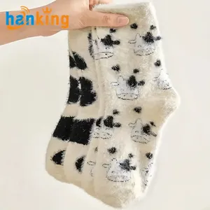 Ehanking Frauen Süße weiche Dinosaurier Kuh Spot Socken Damen Fuzzy Verdicken Kaschmir Mittel rohr Socken Warme Strümpfe Boden tragen Socken