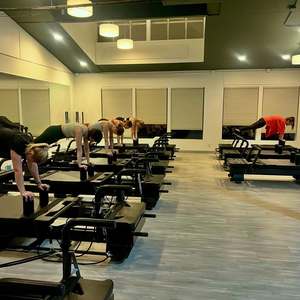 Máquina Reformer Portátil Xformer de Aleación de Aluminio Negra con Logotipo Personalizado para Estudios de <span class=keywords><strong>Pilates</strong></span> - Product Image 2