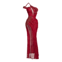 Robe rouge à paillettes avec design asymétrique à une épaule et panneau transparent