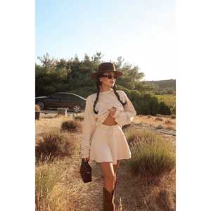 Conjunto Deportivo Beige Torque, Shorts y Falda, Ropa Deportiva Cómoda y Elegante - Product Image 2