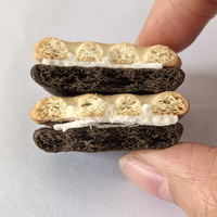 Biscuit sandwich au chocolat fourré à la crème croustillante bicolore OEM/ODM, vente en gros, emballé individuellement, pour petit-déjeuner ou collation