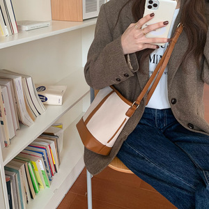 กระเป๋าทรงถังสำหรับผู้หญิง สีขาว สีน้ำตาล หัวเข็มขัดแม่เหล็กแบบนุ่ม ใช้ได้ทุกวัน - Product Image 4