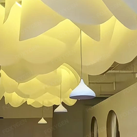 Décoration de plafond ignifuge de luxe, draperie blanche 3D, tissu en fibre de verre à motif floral artificiel de qualité A pour plafond de magasin