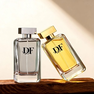 Flacons <span class=keywords><strong>de</strong></span> <span class=keywords><strong>parfum</strong></span> en verre transparents carrés plats <span class=keywords><strong>de</strong></span> luxe <span class=keywords><strong>de</strong></span> haute qualité <span class=keywords><strong>de</strong></span> 100 ml avec pulvérisateur à pompe - Product Image 3