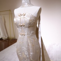 Robe de mariée chinoise élégante, Qipao Cheongsam traditionnel, robe en dentelle avec broderie dorée, robe de mariée sans bretelles, taille plus, sans manches