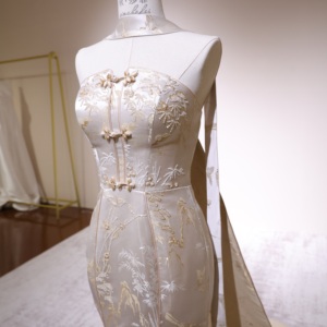 Elegante Vestido <span class=keywords><strong>de</strong></span> <span class=keywords><strong>Novia</strong></span> Chino Tradicional <span class=keywords><strong>Qipao</strong></span> Cheongsam con Encaje y Bordado Dorado, Vestido <span class=keywords><strong>de</strong></span> <span class=keywords><strong>Novia</strong></span> sin Tirantes, Talla Grande, sin Mangas - Product Image 5