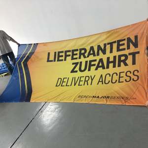 Bannière publicitaire en tissu maillé de clôture en polyester d'impression numérique de grande taille de couleur personnalisée avec œillets - Product Image 1