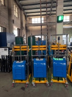 Plateforme élévatrice hydraulique électrique de 1,2 m avec fourches réglables pour l'empilage de cartons en entrepôt