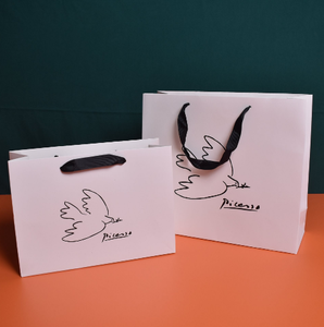 Bolsas de Compras de Papel con Lámina Dorada de Lujo Personalizadas - Bolsas de Regalo Resistentes con Laminado Mate en Relieve para Tiendas de Ropa (Tamaños S/M/L) - Product Image 2