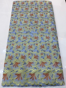 Nuovo Tessuto in Pizzo Guipure Svizzero con Applicazioni in Cotone, Motivo Floreale Traforato e Ricamo in Voile - Product Image 4