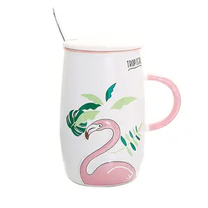 सिरेमिक बड़ा उभरा हुआ गुलाबी राजहंस कॉफी मग ढक्कन और चम्मच के साथ कार्टून लंबा पेय पानी चाय कप