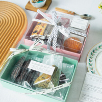 Boîte à glissière en papier fendue avec pochette transparente, biscuits au chocolat et Macaron rose