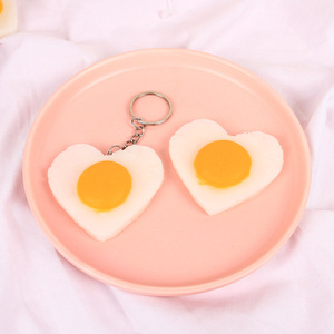 Modelo de huevo frito simulado en forma de corazón, juguete de comida realista, accesorio para llavero DIY, colgante para mochila de estudiante - Product Image 1