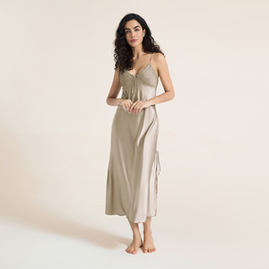 Camisón Largo de Satén sin Mangas para Mujer SUHE PJ-1437 con Detalle de Encaje y Lazo para Usar en Casa - Product Image 3