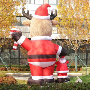 Mouflon en peluche gonflable personnalisé en costume de Père Noël tenant une canne en sucre pour les décorations de Noël - Product Image 4