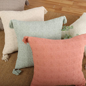 Coussin décoratif carré moderne et minimaliste à pompons, couleur unie, mélange coton et polyester, pour salon et chambre à coucher - Product Image 4