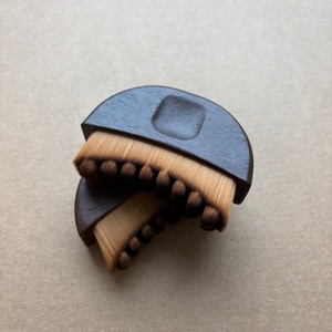 Brosse faciale <span class=keywords><strong>lymphatique</strong></span> en bois pour le <span class=keywords><strong>drainage</strong></span> et le contour du visage, adaptée à une application précise sur la peau - Product Image 4