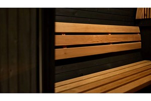 Sauna da Esterno dal Design Moderno, Sauna a Botte a 2 Livelli con Porta in Vetro con Cornice Nera e Accessori - Product Image 5