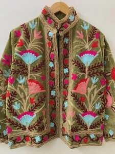 เสื้อคลุมกำมะหยี่หรูหราแบบสั้น ปักลายซูซานี ทำมือ ระบายอากาศได้ดี บุด้วยผ้าฝ้ายทอ ผู้ผลิต OEM ส่งออกจากอินเดีย - Product Image 5