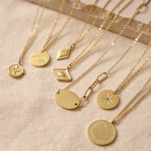 Collares de Gargantilla con Colgante Redondo de Acero Inoxidable Chapado en Oro, Accesorios Delicados al por Mayor para Mujer - Product Image 2