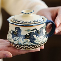 Tasse à thé portable en céramique minimaliste Nuages Auspicieux Huit Chevaux avec couvercle et séparation thé-eau, pour l'Année du Cheval, cadeau d'affaires