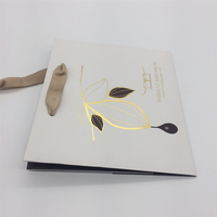 Sac en papier kraft biodégradable de haute qualité OEM, écologique, avec impression graphique dorée de luxe, logo personnalisé, sac pour vêtements
