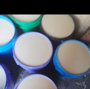 Crema Hidratante Corporal de Manteca de Karité Orgánica Shea Tradition con Ácido Hialurónico y Aceite de Jojoba - Nutritiva y Blanqueadora 100ml - Product Image 3