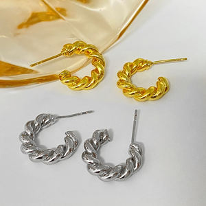 Listos para Enviar: Pendientes de Aro CC de Cuerda Trenzada Chapados en Oro, Impresionantes y Modernos, para Mujer - Product Image 4