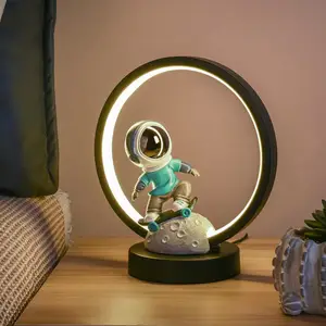 Bajo MOQ creativo niños dormitorio mini astronauta escritorio TAMP decorativo 3D astronauta luz de noche para la decoración de la habitación de los niños