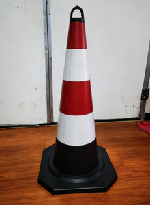 Cône de signalisation routière robuste de 35 pouces, 7 lb, en PEHD, réflecteur prismatique haute intensité, lumière stable, indice de protection IP68, noir - Product Image 2
