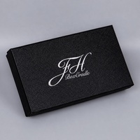 Boîte à bijoux rigide deux pièces avec logo personnalisé, couvercle et base en papier texturé noir pour bagues, colliers et montres