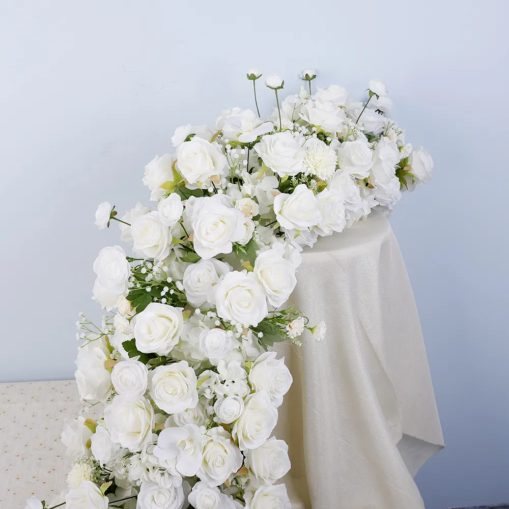 All'ingrosso oggetti di scena per matrimonio in seta bianca artificiale fila di fiori artificiali per la decorazione di nozze