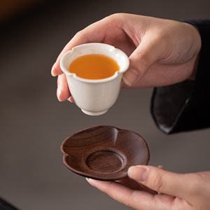Sous-verre en forme de pétale en noyer noir de style japonais, base en bois massif pour tasse à thé, tapis résistant à la chaleur pour plateaux de service de cérémonie du thé - Product Image 2