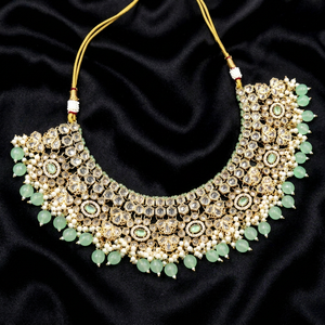 Parure de mariée traditionnelle indienne Kundan : collier ras-du-cou, boucles d'oreilles et Maang Tikka, plaqué or antique, pierres de verre non taillées, couleur menthe, pour mariage - Product Image 1