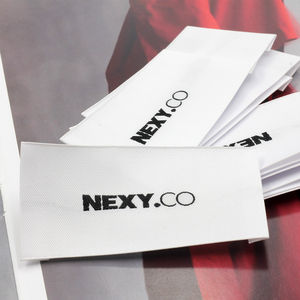 Accessoire de vêtement à pli d'extrémité d'étiquette en polyester tissé blanc d'origine avec logos de marque personnalisés pour vêtements - Product Image 5