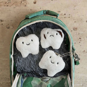 Peluche de dientes 3D suaves y duraderos con diseño de dientes cariados, para la salud dental, colgante para mochila escolar, llavero, regalo - Product Image 3