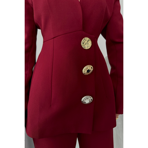 Ensemble de costume pour femme de couleur bordeaux, veste et pantalon avec des détails de boutons métalliques complexes - Product Image 4